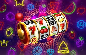 Antarmuka permainan Diamond Empire di nanas777 menampilkan simbol berlian dan gulungan slot